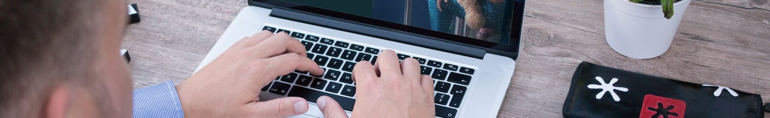 Man sitter i Photoshop. Man sitter i Photoshop.